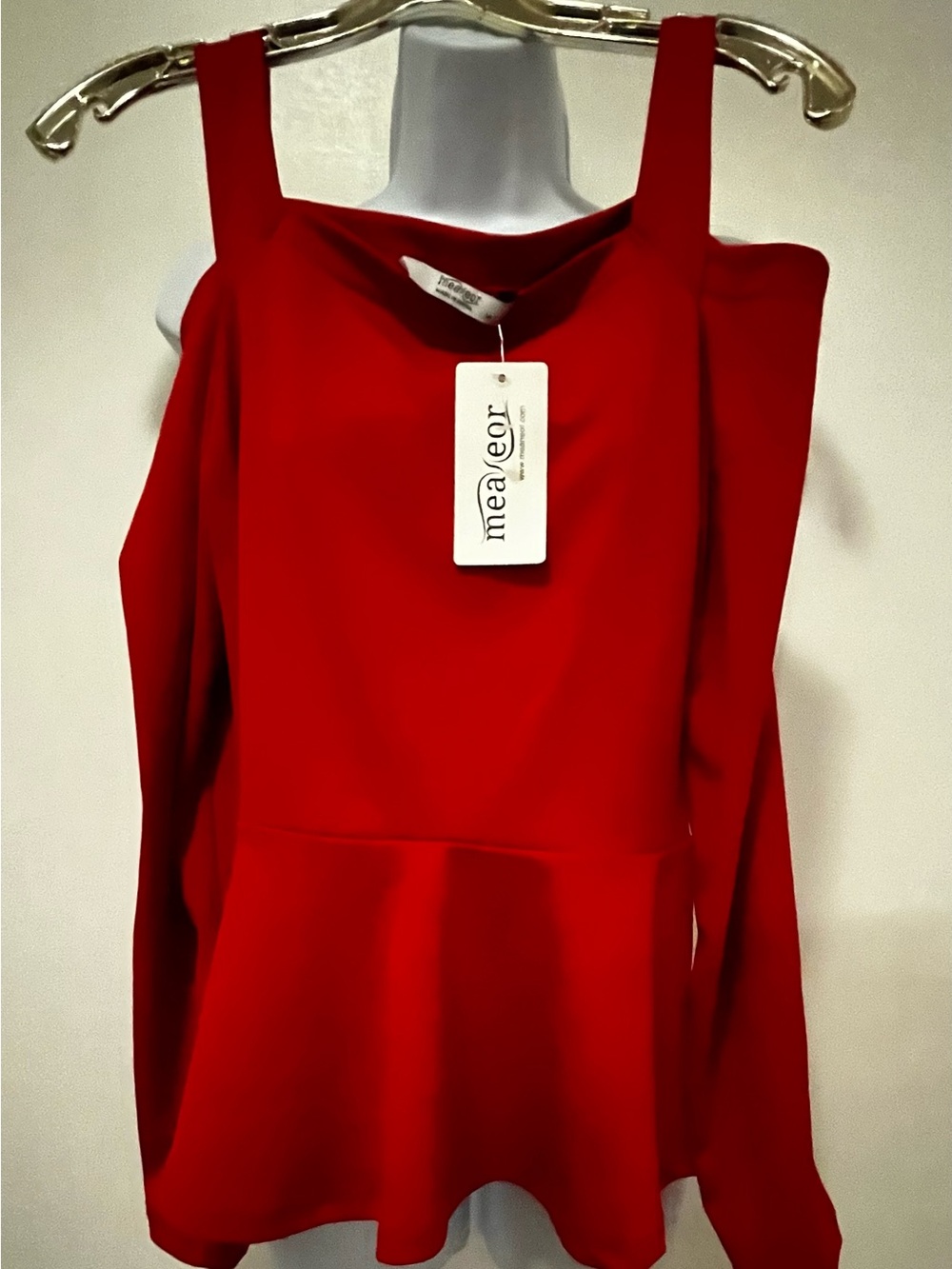 Cold shoulder red top NWT - Picture 1 of 3